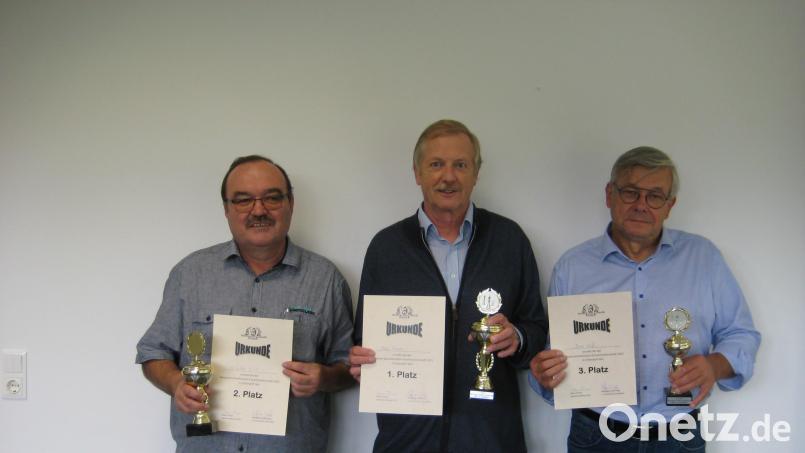 Sieger Klaus Frieser (Mitte) mit dem Zweiten Andreas Zinkl (links) und dem Dritten Franz Weiß. Bild: Frieser/exb
