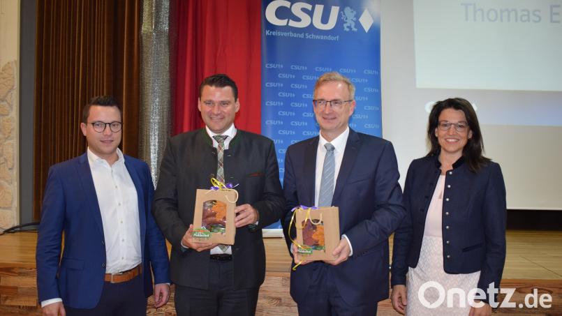 Die Delgiertenversammlung des CSU-Kreisverbandes nominierte MdL Alexander Flierl (Zweiter von rechts) und Landrat Thomas Ebeling (Zweiter von links) zu den Stimmkreiskandidaten für die Landtags- und Bezirkstagswahl 2023. Zur Wahl gratulierten MdB Martina Englhardt-Kopf (rechts) und Matthias Meier (links). Bild: bnr