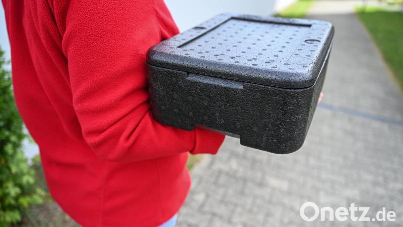Die Kosten für Essen auf Rädern sind gestiegen. Die Stadt Bärnau will die Mehrkosten künftig für bestimmte Menschengruppen übernehmen. Symbolbild: Felix Kästle/dpa