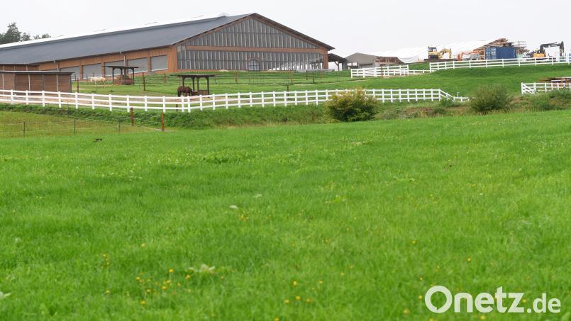 2021 war die Pferde-Ranch der Familie Engel bezugsfertig. Einige Stadträte kämpfen mit aller Macht für den Bau. Das Ergebnis in Halmesricht ist ernüchternd für die Stadt. Bild: Gabi Schönberger