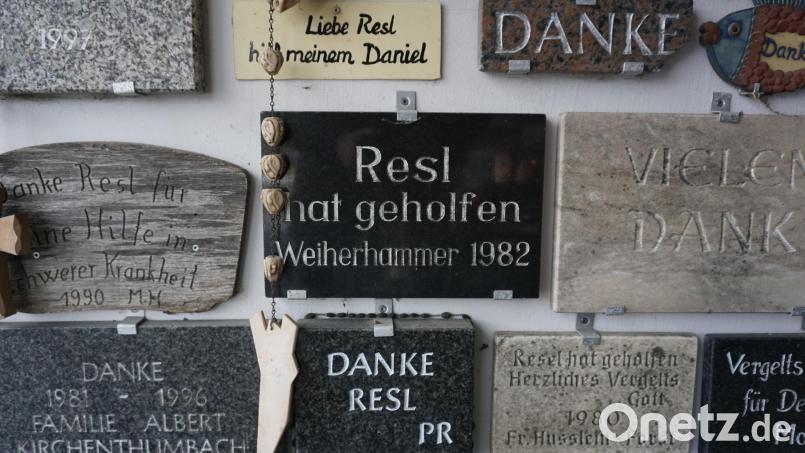 Votivtafeln in der eigens dafür geschaffenen Kapelle in Konnersreuth. Der Ruf der Heiligkeit ist bei der Resl stark vorhanden. Archivbild: jut