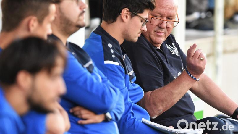 Kommunikation ist die halbe Miete - Trainer Rüdiger Fuhrmann (rechts) wünscht sich einen Sieg im wichtigen Heimspiel gegen Don Bosco Bamberg. Bild: ssl