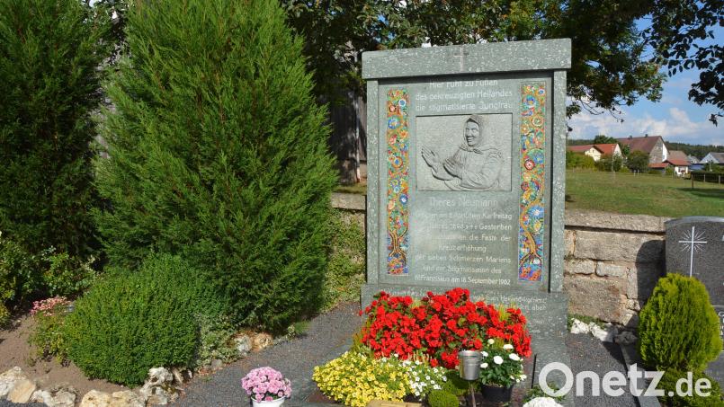 Das Grab von Theres Neumann am Konnersreuther Friedhof ist noch immer viel besucht. Die Resl starb am 18. September 1962, vier Tage später wurde sie beerdigt. Bild: jr