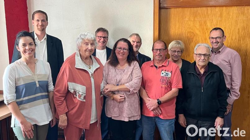 Elfriede Stich (Dritte von links) übergibt nach fast 50 Jahren das Amt als Vorsitzende an Andrea Egner (Fünfte von links). Bild: cro