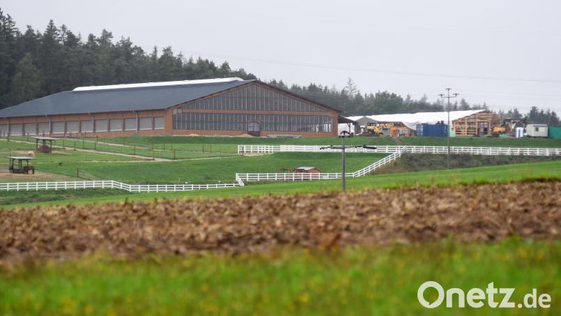 Im Westen von Weiden, bei Halmesricht, steht die Pferderanch der Familie Engel. Daneben hätte die Denkwelt entstehen sollen. Bild: Gabi Schönberger
