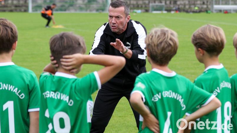 Lothar Matthäus, TV-Experte und ehemalige Fußballprofi, trainiert die E-Jugendmannschaft. Bild: Christian Kolbert/Kolbert-Press/dpa/Archivbild