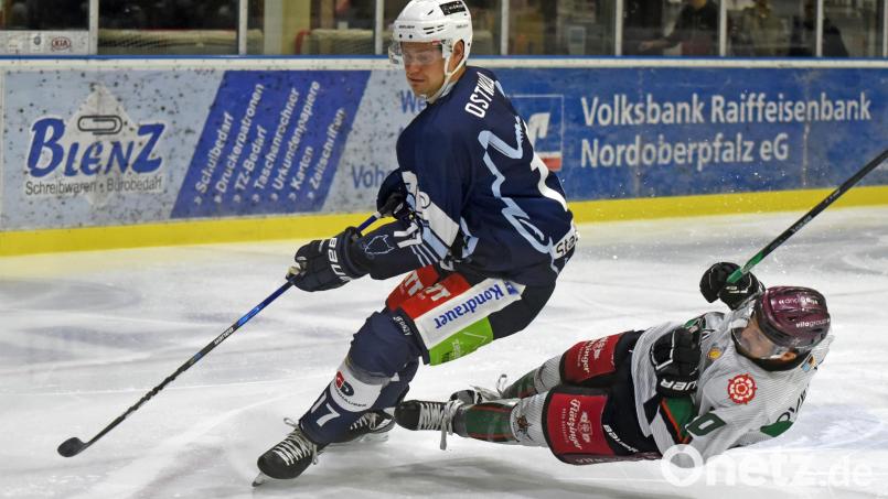 Die Blue Devils Weiden (links Elia Ostwald) unterlagen am Freitag den Starbulls Rosenheim (rechts Manuel Strodel) mit 0:2. Bild: Gebert