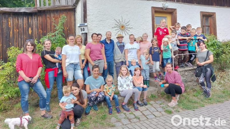 Einen interessanten Tag verbrachten die Kinder bei Familie Hechtl in Kühried, wo sie einen Einblick in die Welt der Bienen erhielten. Bild: Simone Salomon
