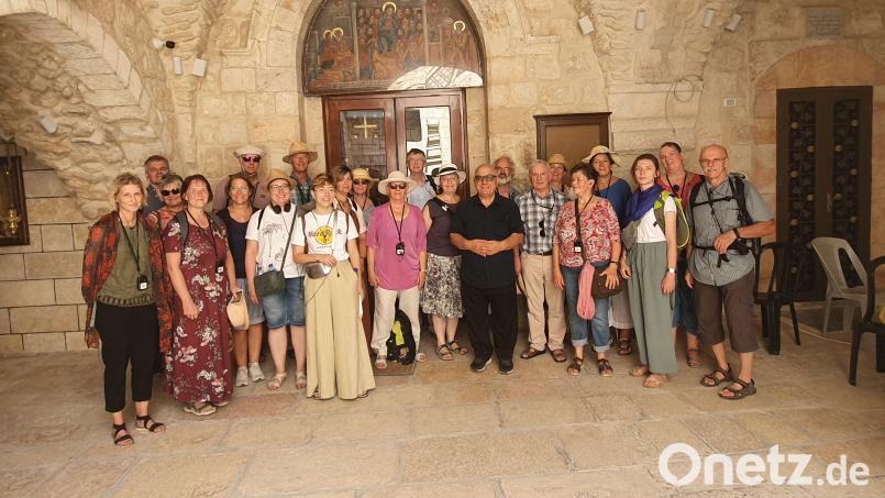 Die Gruppe der Schwarzenfelder Pilger vor der syrisch-orthodoxen Kirche in der Altstadt Jeruslamens mit Kirchenvorstand Michail (Mitte). Bild: mr