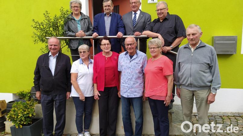 Frauenbeauftragte Marga Scherm, Stadtverbandsvorsitzender Dieter Kies, Ortsvorsitzender Klaus Lehl und dritter Bürgermeister Udo Müller (oben von links) dankten (von links) Max Wagner, Anneliese Schönmann, Gerda Rupprecht, Herbert Nusser, Elisabeth Schreml und Hans Dötsch für langjährige Mitgliedschaft und verdienstvolle Mitarbeit in der Vorstandschaft. Bild: rn