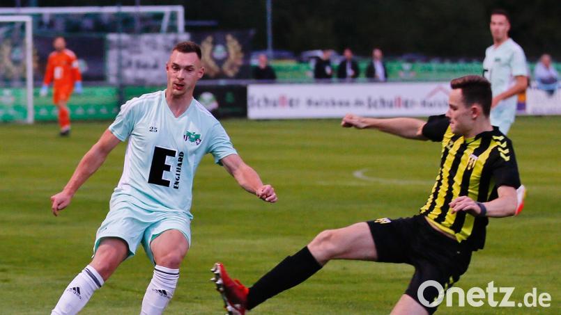 Martin Popp (links) brachte die DJK Ammerthal mit 1:0 in Führung. Bild: Markus Venzl