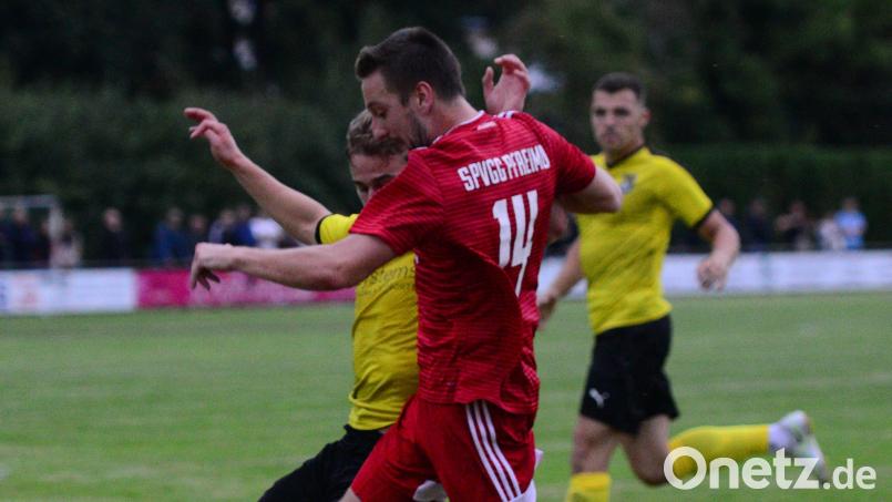 Johannes Blödt (vorne, im Spiel gegen den FC Amberg) stößt am Wochenende wieder zum Kader der SpVgg Pfreimd. Archivbild: mhs