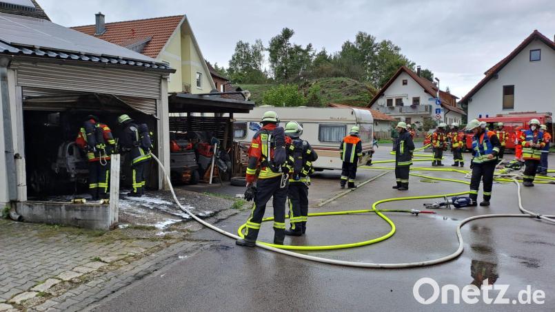 Eine Garage brannte am Donnerstagnachmittag in Heimhof (Gemeinde Ursensollen). Die Feuerwehren von Ursensollen und Hausen konnten das Feuer innerhalb kurzer Zeit löschen. Bild: Alexander Graf/exb