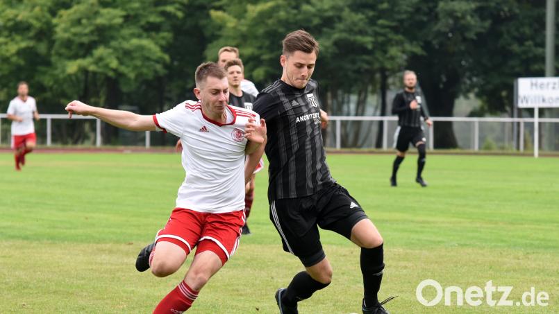 Die SpVgg Wiesau muss im Heimspiel gegen den TSV Waldershof auf einige Stammkräfte verzichten. Unter anderem fehlt Lars Saller (links, hier im Laufduell mit dem Konnersreuth Tobias Rosner). Archivbild: Gebert