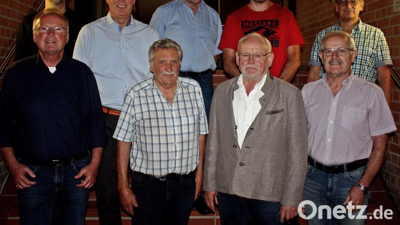Neuwahlen die gewählten Mitglieder die sich für ein Amt zur Verfügung stellten. Erste Reihe vorne: Herbert Hirmer, Gerog Bücherl, Josef Schärtl und Hans Person. Dahinter die Ausschussmitglieder. Bild: R. Kreuzer