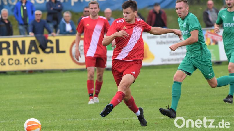 Nach dem 3:1-Sieg beim Aufsteiger FC Weiden-Ost (Szene) will die SpVgg Vohenstrauß auch gegen den Titelfavoriten SC Luhe-Wildenau punkten. Corbinian Franz zeigt schon mal, wie es dank einer vorbildlichen Schusstechnik mit einem Erfolg über den Spitzenreiter klappen könnte. Archivbild: G. Büttner