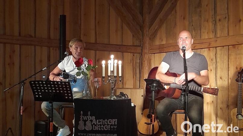 Roland Winkler (links) und Rainer Kapalla nahmen mit ihren Liedern die gut 200 Gäste im Aiherlhof in Mitterauerbach mit auf eine Reise zum Träumen und auch zum Mitsingen. Bild: Markus Kurz/exb