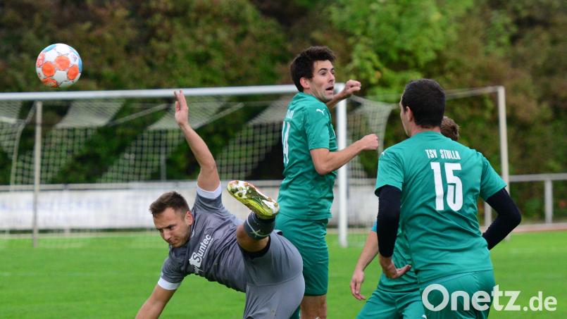 Der Schwarzenfelder Florian Schlagenhaufer (links) und der Stullner Spielertrainer Andreas Meyer (Zweiter von links) im Zweikampf. Die Schwarzenfelder siegten am Freitagabend mit 3:1. Bild: ham
