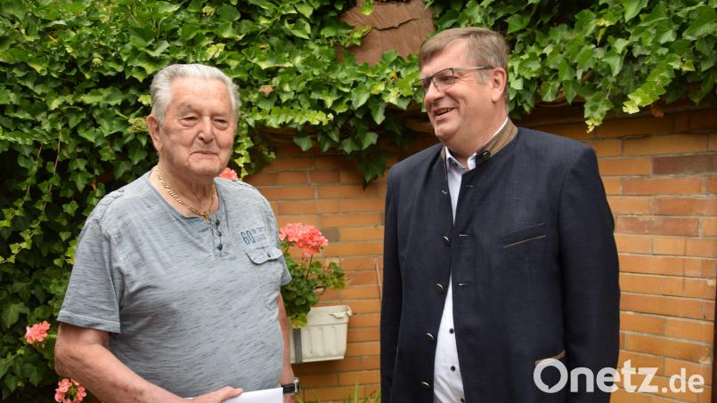 Seinen 85. Geburtstag feierte in den vergangenen Tagen Herbert Schürrlein (links). Vonseiten der Heimatgemeinde gratulierte Bürgermeister Peter Braun. Bild: bö