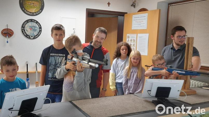 Der Schnuppertag der Burgschützen lockt die Kinder an den Schießstand. Bild: Gillitzer-Sailer/exb
