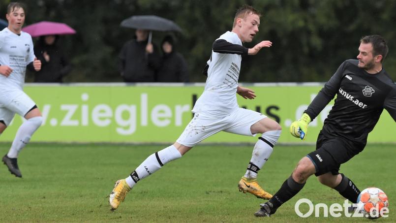 Der Manteler Alexander Golling stürmt auf den Schirmitzer Torwart Michael Schön zu, wobei die Chance nichts einbringt. Der VfB Mantel unterlag in Schirmitz klar mit 2:5 und bleibt in der Kreisliga Nord weiter sieglos. Bild: Büttner