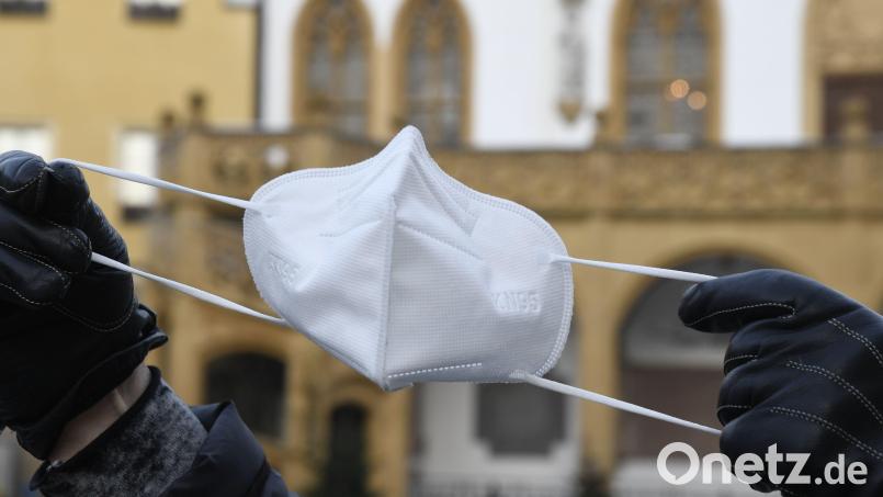 Beim Tragen einer solchen FFP2-Maske bekommt ein 52-Jähriger Atemnot und Panikattacken. Deswegen hat er sich ein falsches Attest besorgt. Archivbild: Petra Hartl
