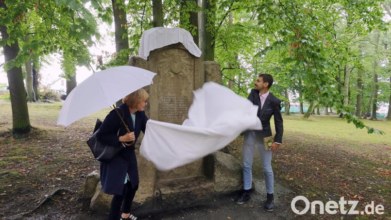 Bürgermeister Antonín Jalovec und Abteilungsleiterin Marcela Brabačová enthüllen das restaurierte Denkmal. Bild: Martin Stolař/exb