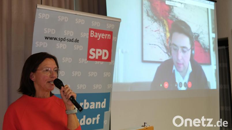 Karin Frankerl (links) bewirbt sich um einen Sitz im Bezirkstag, Peter Wein (rechts) kandidiert für den Landtag. Der SPD-Kreisvorsitzende war bei der Stimmkreiskonferenz per Video zugeschaltet. Bild: Hirsch