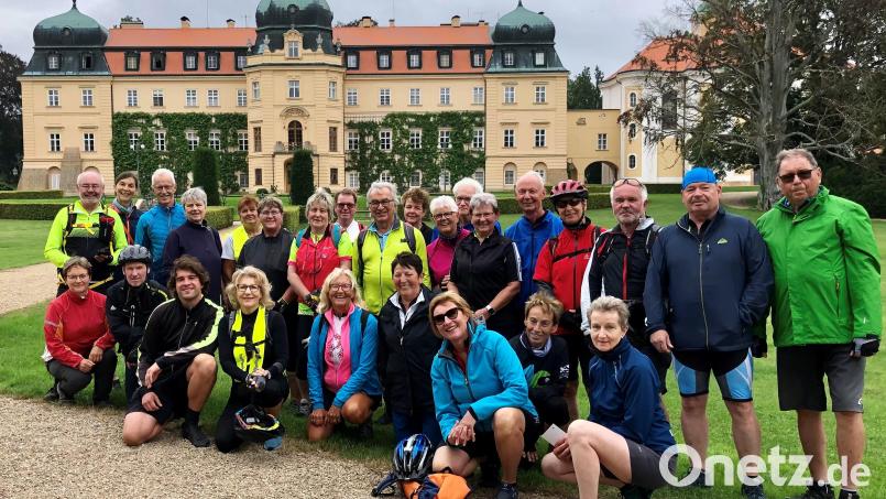 Die Radlergruppe des CeBB macht vor dem Schloss Lány, der Sommerresidenz des tschechischen Präsidenten, eine kurze Pause. Bild: eib