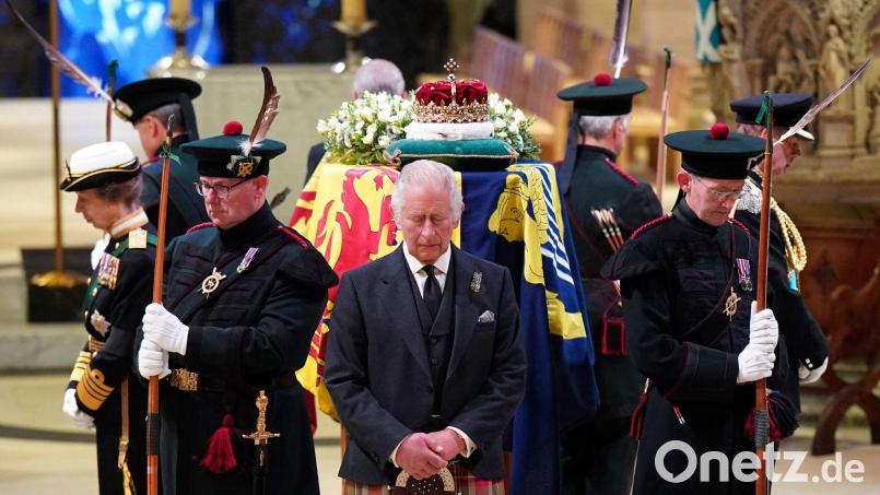 Großbritanniens neuer König Charles III. am Sarg seiner in der Westminister Hall in London aufgebahrten Mutter Elizabeth II. Mit der Königsfamilie trauert ein ganzes Land um die verstorbene Queen. Bild: Jane Barlow/PA Pool/AP/dpa