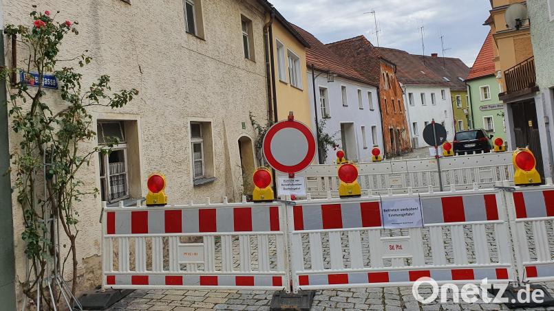 Das Gebäude an der Rosengasse 1 (erstes Haus links) in Pfreimd ist einsturzgefährdet. Die Straße ist deshalb komplett gesperrt. Bild: Hösamer