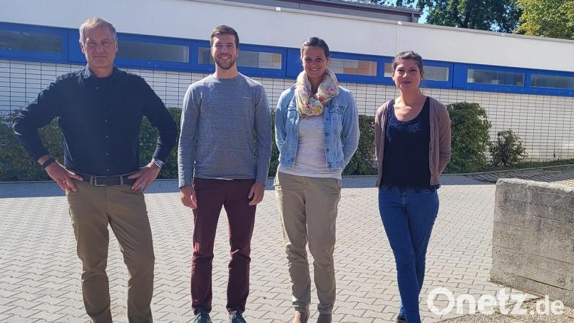 Schulleiter Christian Schwab (von links) mit den neuen Lehrern Florian Kaspari (Mathematik/Sport), Alexandra Bellmann (Englisch, Geographie und Sport) sowie Christine Steinhauser (Französisch, Spanisch, Englisch). Bild: Andreas Fröhlich/exb