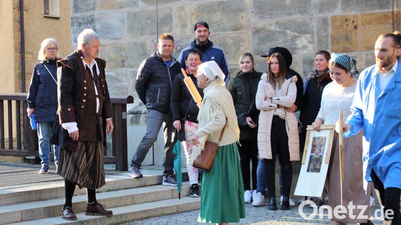 Während des Bildersturms der Calvinisten werden Bestimmer mit dem Nudelholz bedroht. Wer kommt schon gegen die Stadtälteste an, die sich vor nichts mehr fürchtet? Bild: Dagmar Williamson