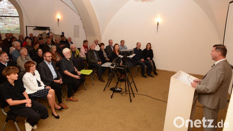 Bürgermeister Rainer Rewitzer eröffnet im Beisein von stellvertretender Landrätin Margit Kirzinger, dem Waidhauser Bürgermeister Markus Bauriedl, Rupert Hochleitner (vordere Reihe, von links) und vielen weiteren Ehrengästen in der Unterkirche der Stadtpfarrkirche die Ausstellung "Die Welt schaut auf Hagendorf". Bild: bey