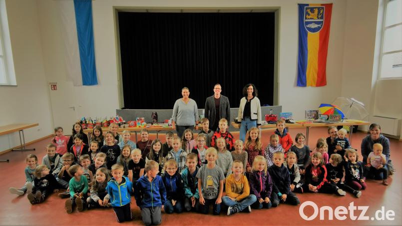 Bei der Abschlussveranstaltung des Kinderferienprogramms erhält jedes Kind einen Preis. Bild: gz