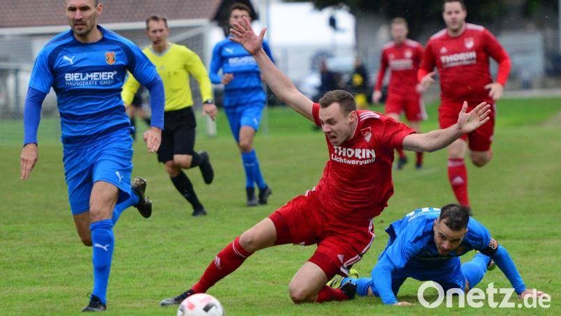 Maximilian Herzog (Mitte) beklagt in dieser Szene ein Foulspiel der Bad Kötztinger. Viele sahen dabei sogar eine Notbremse und eine mögliche Rote Karte für einen Gästespieler. Bild: ham
