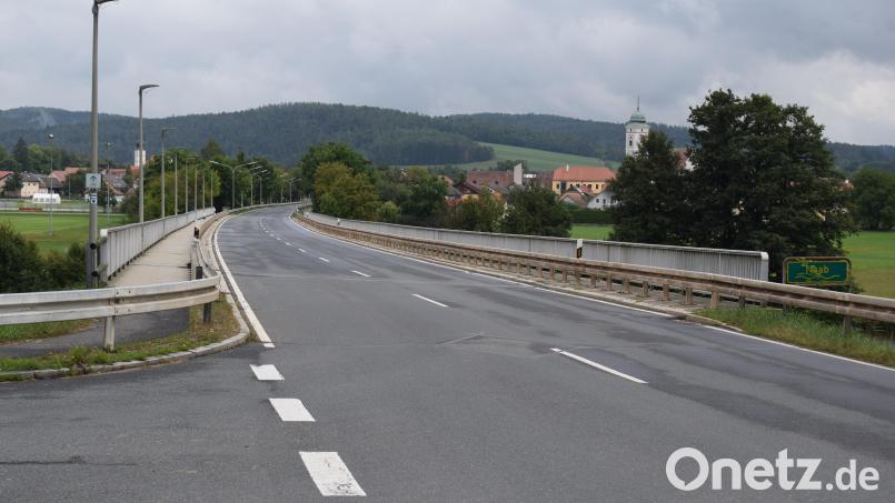 Der Landkreis will nächstes Jahr die Naabbrücke bei Iffelsdorf sanieren. Die Beleuchtung fällt in die Zuständigkeit der Stadt Pfreimd. Bild: bnr