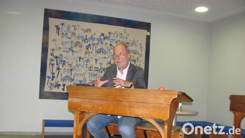 &quot;Auf so einer alten Schulbank habe ich auch noch gesessen&quot;, sagt Friedrich Brandl bei der Autorenlesung in der Schulaula, veranstaltet von der Marktbibliothek. Bild: sei