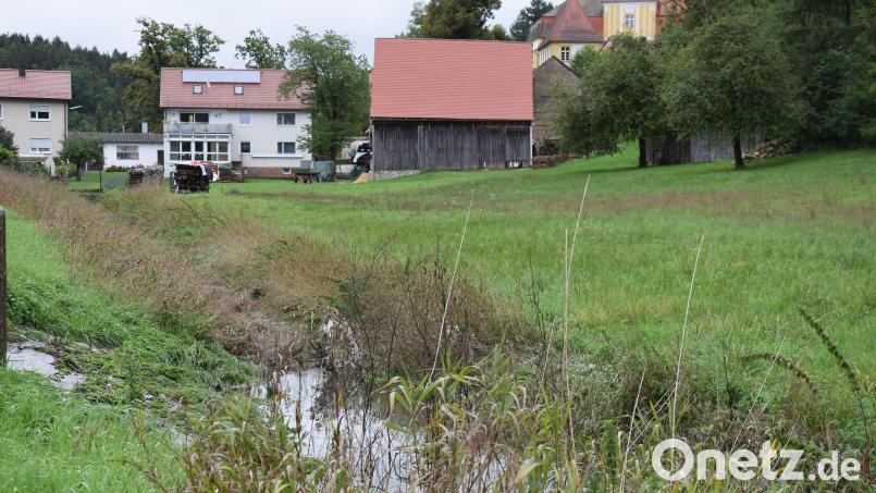 Die Engstelle des Elsenbaches im alten Dorf von Ebermannsdorf ist der neuralgische Punkt für das Hochwasserkonzept, weil der Bachverlauf dort verrohrt und teilweise überbaut ist. Bild: bö
