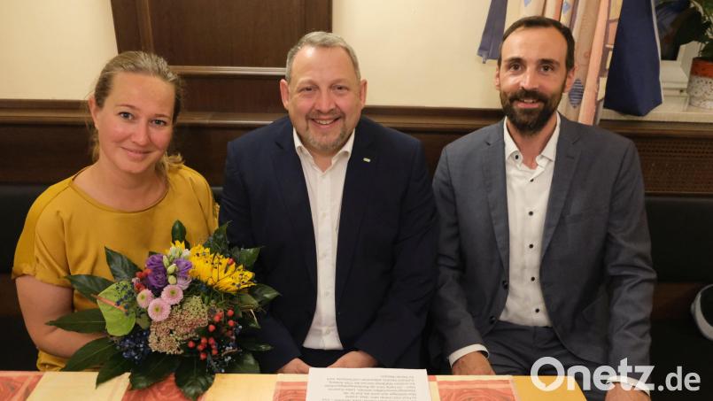 Verdi-Sekretärin Marina Mühlbauer (links) zeigte Bedingungen auf, unter denen mehr Fachkräfte für den Pflegebereich gewonnen werden könnten. Neben ihr CSA-Kreisvorsitzender Uwe Friedrich und Bezirksvorsitzender Armin Bulenda. Bild: usc