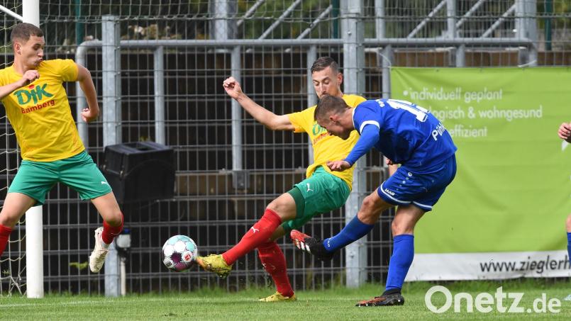 Stefan Pühler (beim Torschuss) entwickelt sich bei der SpVgg SV Weiden zum Goalgetter. Der erst 16-Jährige traf beim 4:1-Heimsieg über Don Bosco Bamberg erneut zweimal. Bild: Büttner