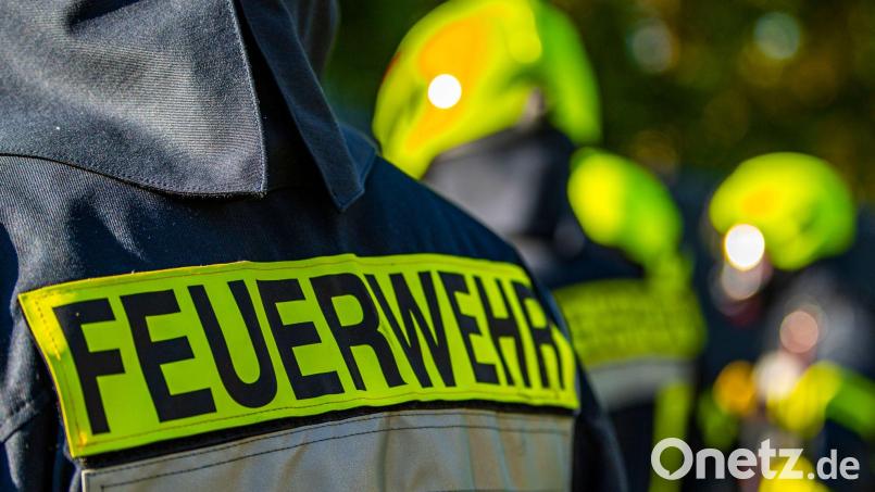 Feuerwehrleute stehen zusammen, um den Einsatz zu besprechen. Bild: David Inderlied/dpa/Symbolbild