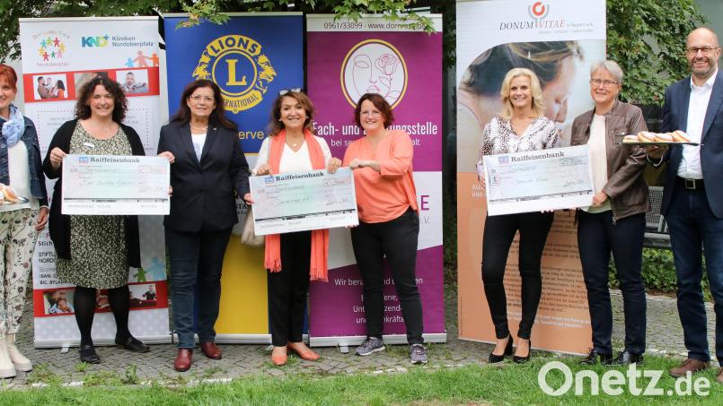 Freude pur: Der Lions Club Neustadt/WN-Lobkowitz spendet den Erlös aus der &quot;Krapfenschmaus&quot;-Aktion 2021 an die drei Weidener Einrichtungen Stiftung Bunter Kreis, Dornrose und Donum Vitae. Bild: Stephan Landgraf/exb