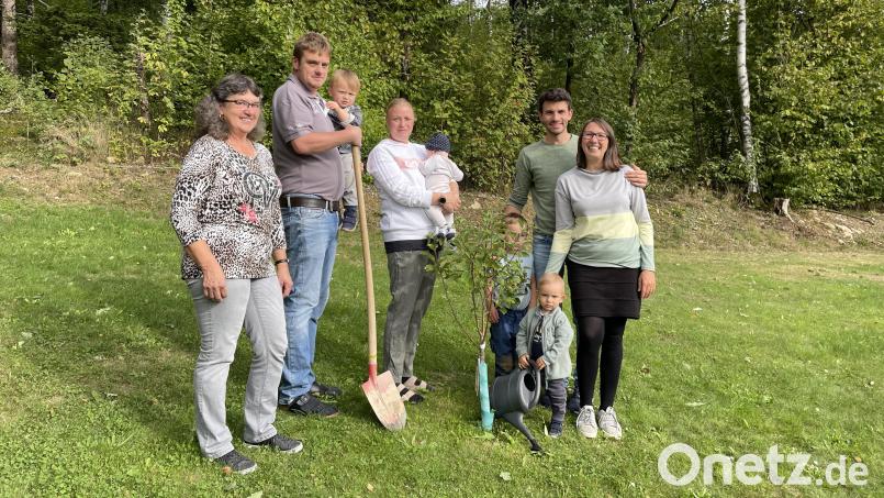 Diese zwei jungen Familien freuen sich über den „Babybaum“ des Gartenbauvereins Fuchsberg. Bild: Daniela Herdegen/exb