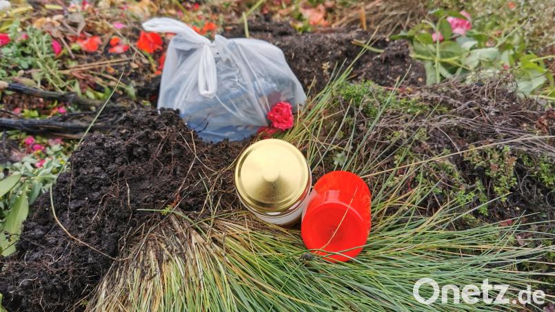 Plastikabfall im Grüngutcontainer verursacht Mehrkosten bei der Entsorgung. Am Friedhof in Schönsee wird die Mülltrennung wiederholt missachtet, was nicht ohne Folgen bleiben wird. Bild: Portner