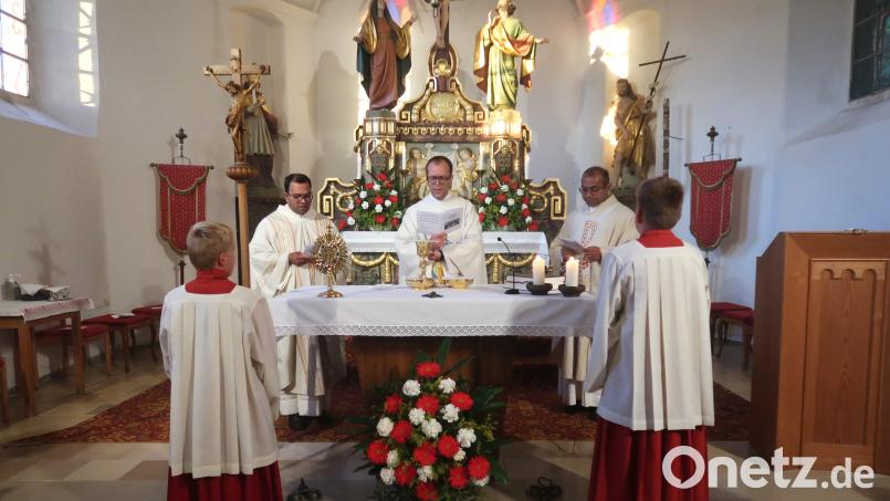 In das Vaterunser des Kirchenchors Sorghof stimmen auch die Priester gerne ein. (Von links): Pater Robin Xavier, Pfarrer Thomas Helm und Pater Jimmy Joseph. Bild: rha