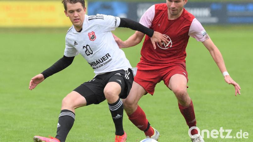 Maximilian Prem (links) vom SC Luhe-Wildenau behauptet den Ball gegen den Vohenstraußer Manuel Albrecht. Spitzenreiter SC Luhe-Wildenau siegte bei der SpVgg Vohenstrauß mit 5:2. Bild: Büttner, Gerhard