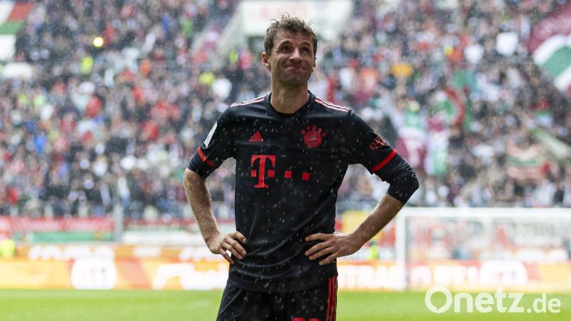 Frustriert im Regen: Thomas Müller nach dem 0:1 beim FC Augsburg. Bild: Tom Weller/dpa