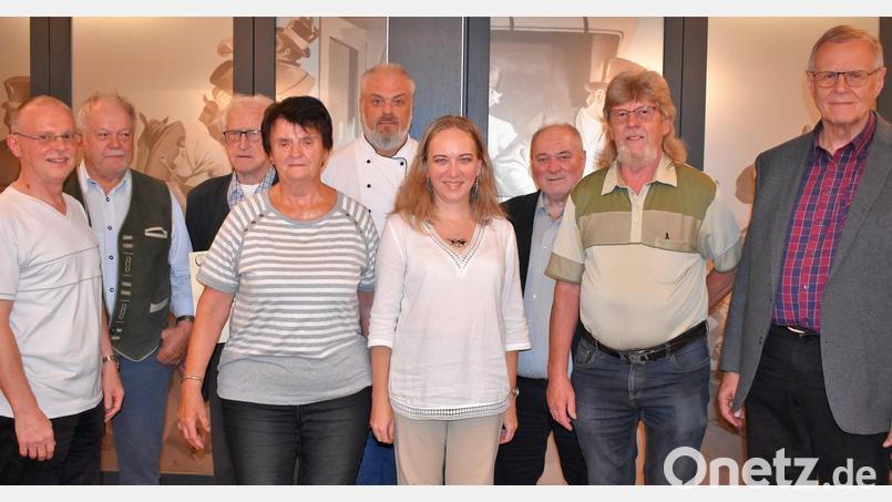Beim MGV 1890 mit gemischtem Chor gibt es einen neuen Vorstand: (von rechts) Rudolf Haupt, Michael Schultes, Gerhard Mark, Chorleiterin Riita Michelson, Brigitta Bernklau (Vierte von links) und Johann Mehrl (Zweiter von links). Der Dank von Gerhard Huber (links) von der Sängergruppe Weiden gilt zudem den langjährigen Mitgliedern Adolf Flor und Helmut Dostler (Dritter und Fünfter von links). Bild: rgr