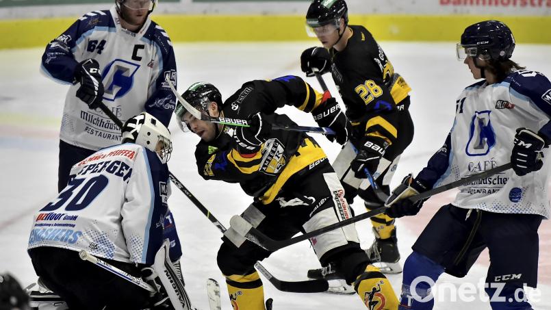 Brett Mennear (Mitte) vom ERSC Amberg versucht in dieser Szene, die Scheibe am Chemnitzer Torhüter vorbeizuspielen, beobachtet vom Mannschaftskollegen Shawn Campbell (hinten). Bild: Hubert Ziegler